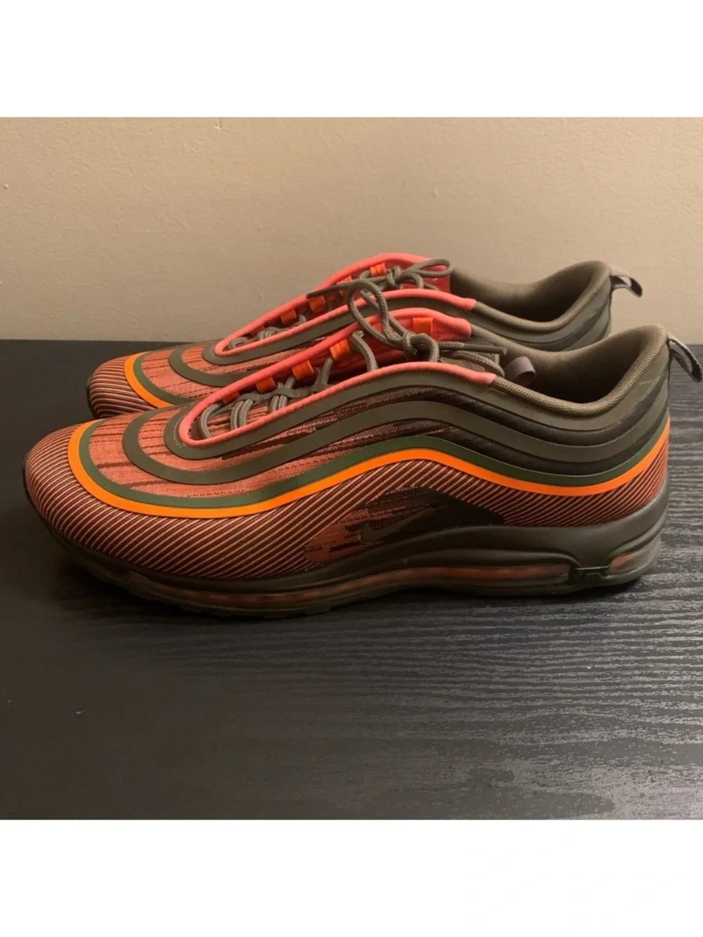 Nike Men’s Olive Brown & Orange Wave-Pattern Sneakers